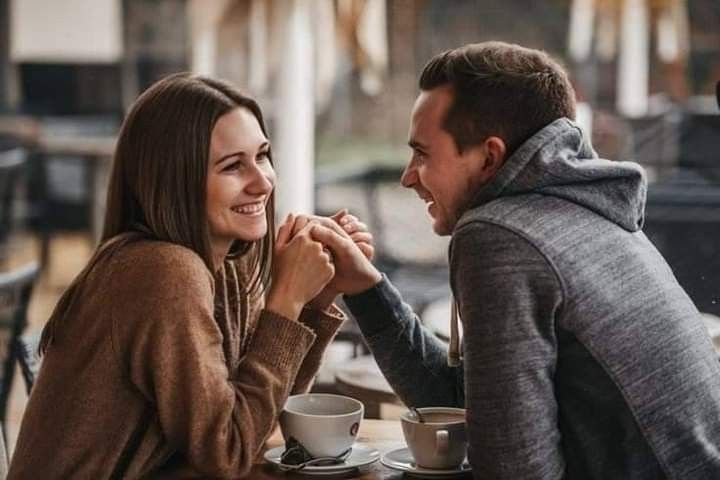 Sepasang Kekasih Sedang Berdialog di cafe saat senja dengan aroma fruity yang menenangkan