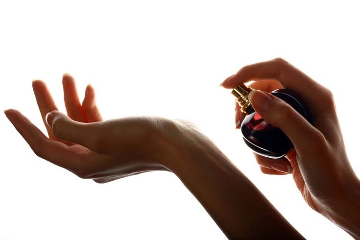 Menyemprotkan Parfum Ke Tangan